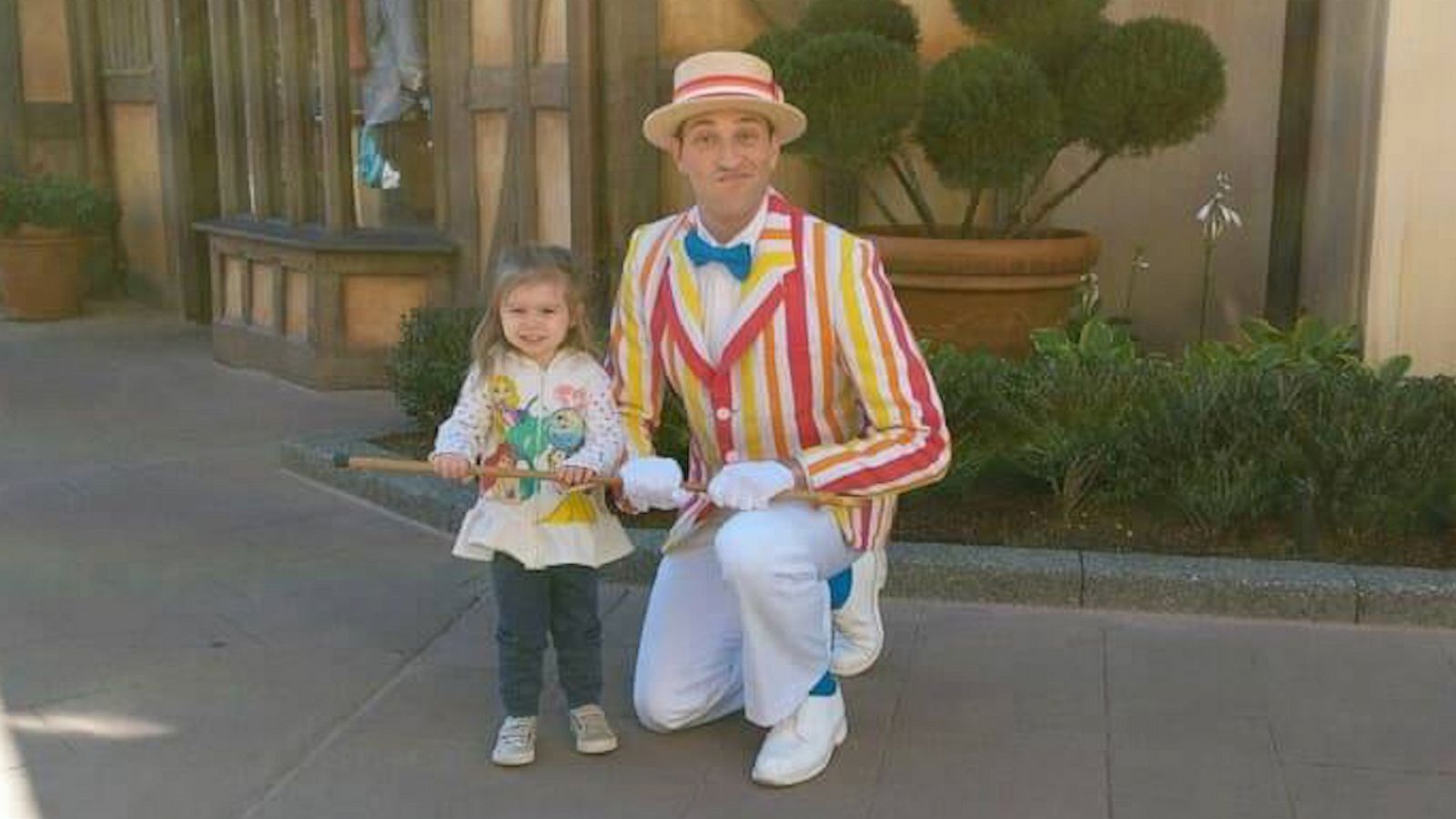 VIDEO: 2-year-old wows crowd dancing with 'Mary Poppins' character Bert at Disney World