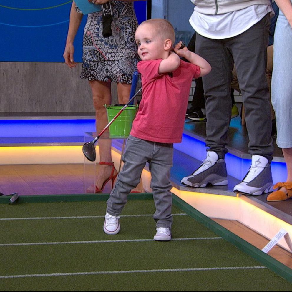 VIDEO: Tiny golfer takes after a young Tiger Woods 