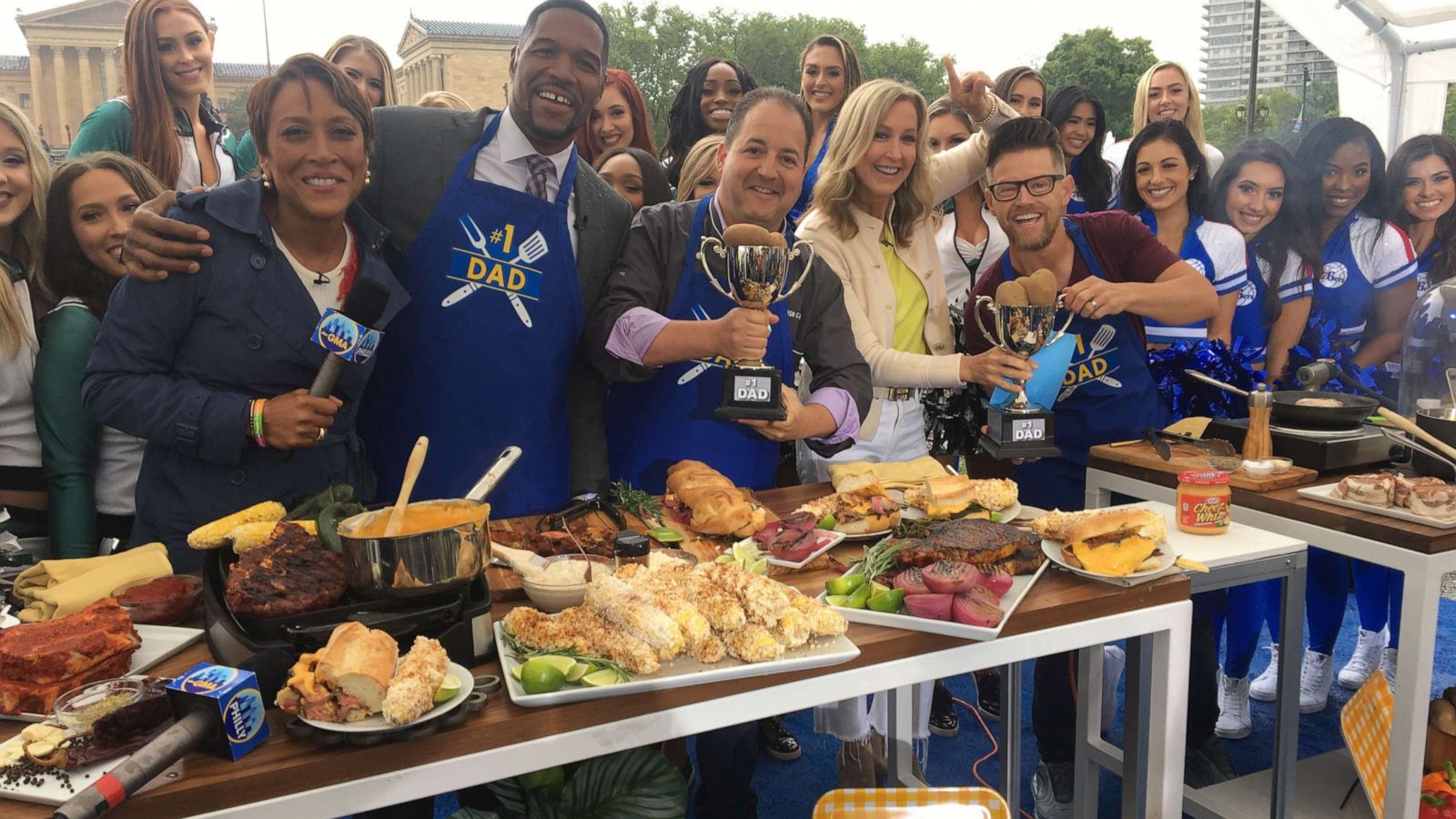 PHOTO: Chefs Josh Capon and Richard Blais join the "Good Morning America" team in Philadelphia.