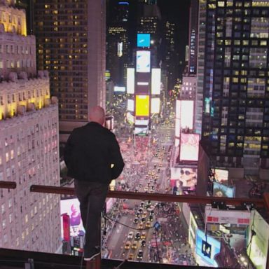 VIDEO: Wallenda's NYC high-wire walk faces complications 