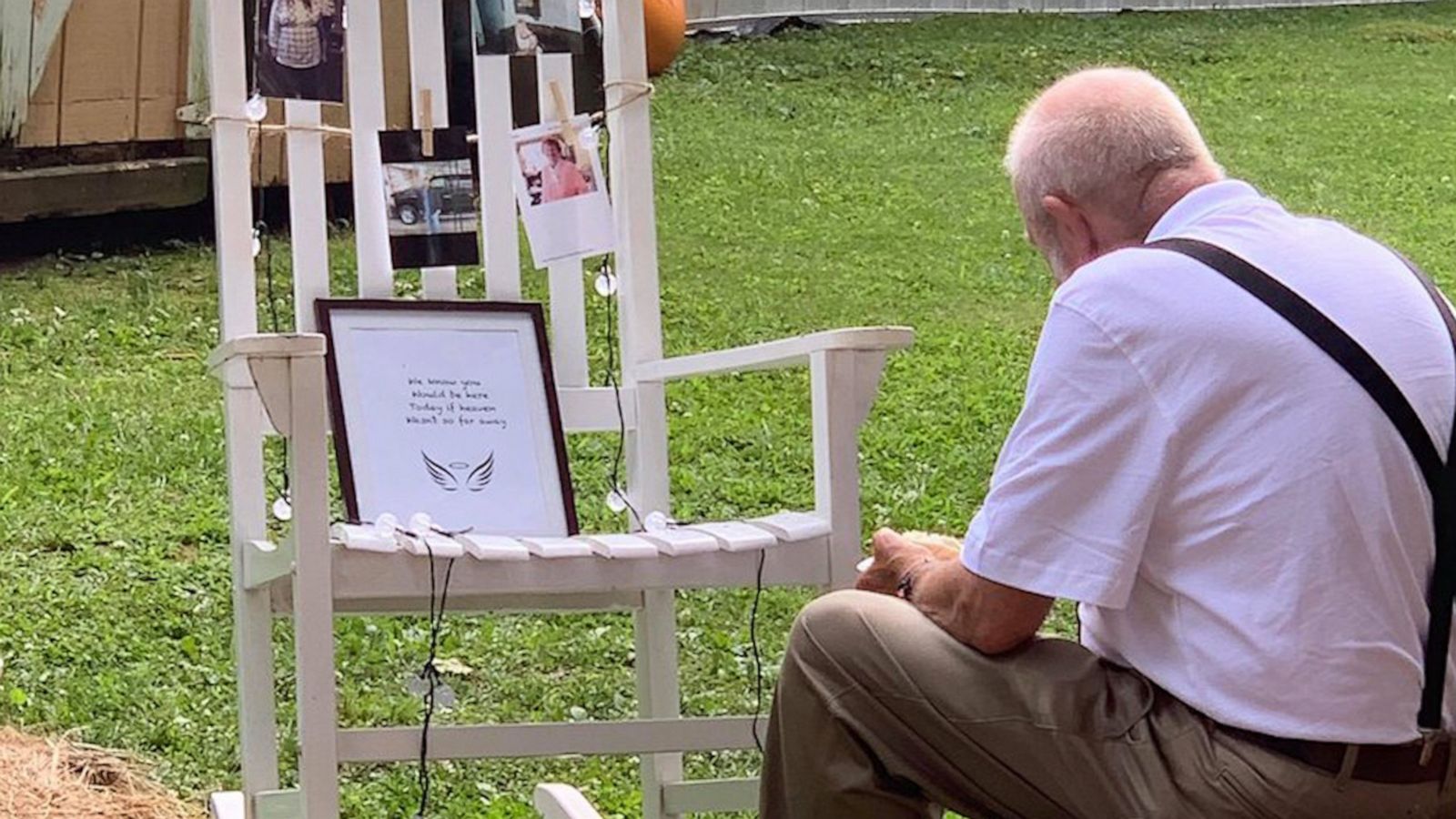 VIDEO: Heart-wrenching photo shows bride's grandpa eating meal beside late wife's memorial