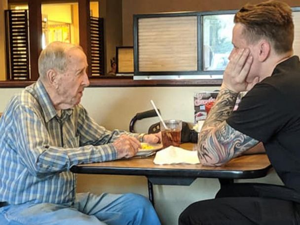 This 91-year-old veteran was eating alone before this waiter's kind act won hearts on Facebook - Good Morning America