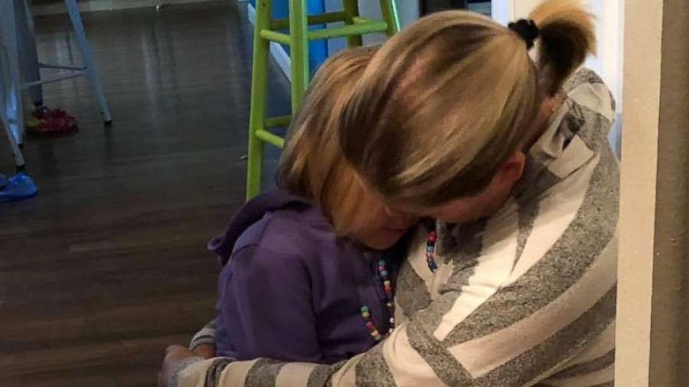 Emotional photo captures the real feelings on the first day of school ...