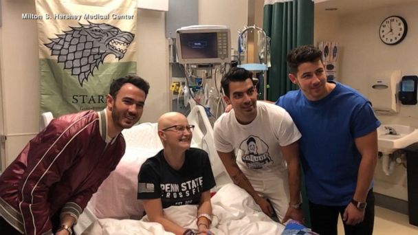 Contador Magnético perturbación Video Jonas Brothers visit teen fan in the hospital - ABC News