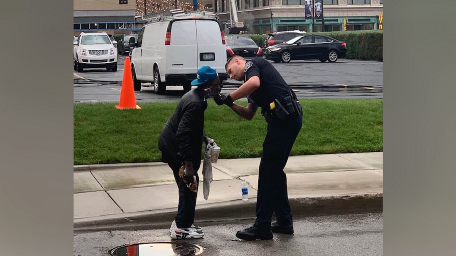 VIDEO: Officer helping homeless man shave photographed by stranger