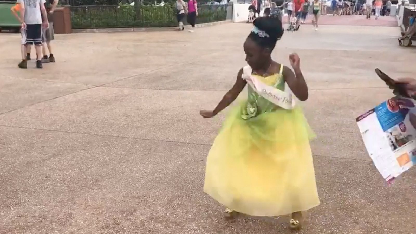 VIDEO: 8-year-old dressed like Princess Tiana wows Disney World crowd with her dancing