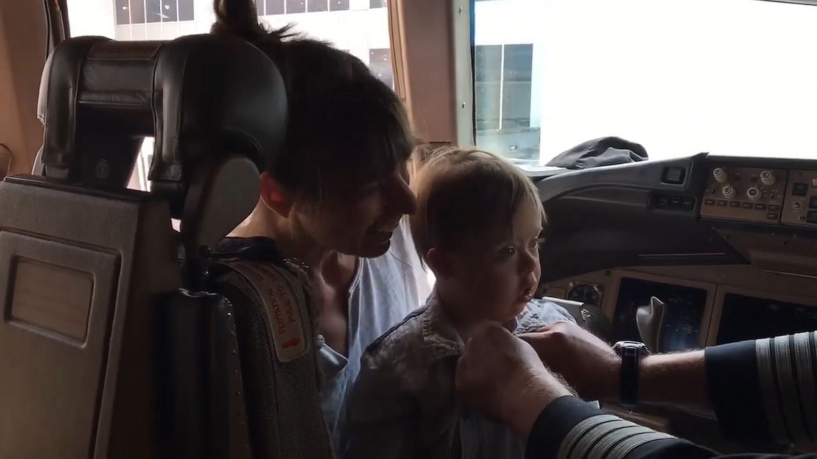 VIDEO: Pilot on last flight gives wings to toddler traveling internationally for 1st time