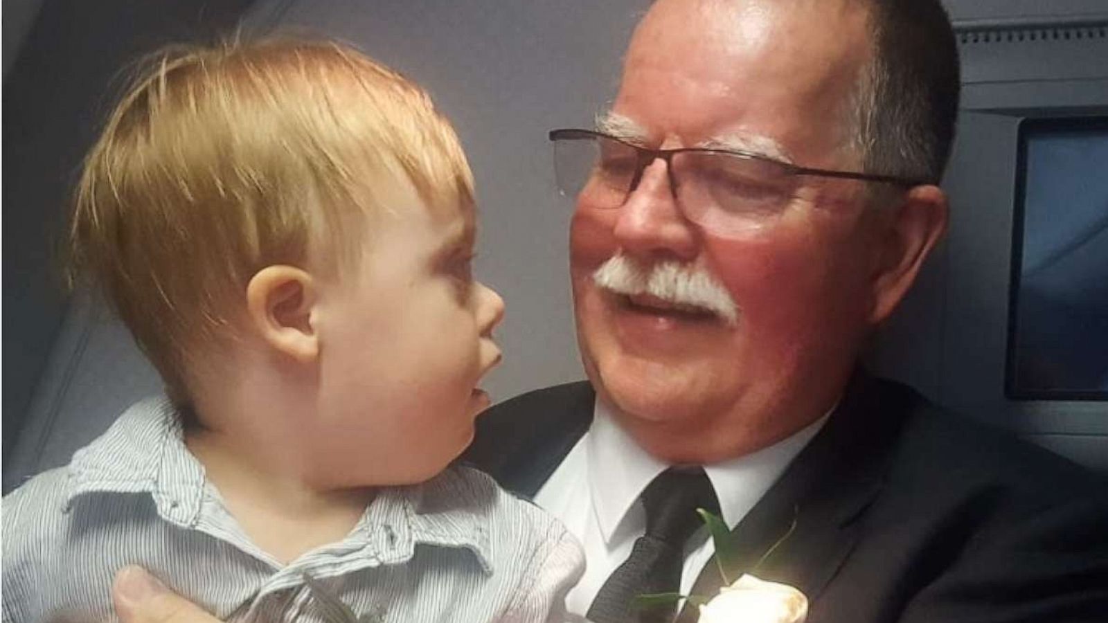 PHOTO: American Airlines pilot Joe Weis gave his captain's wings to two-year-old Ki Alsedek at the completion of his final flight.