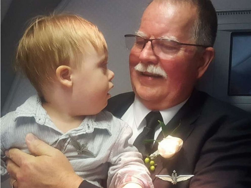 PHOTO: American Airlines pilot Joe Weis gave his captains wings to two-year-old Ki Alsedek at the completion of his final flight.