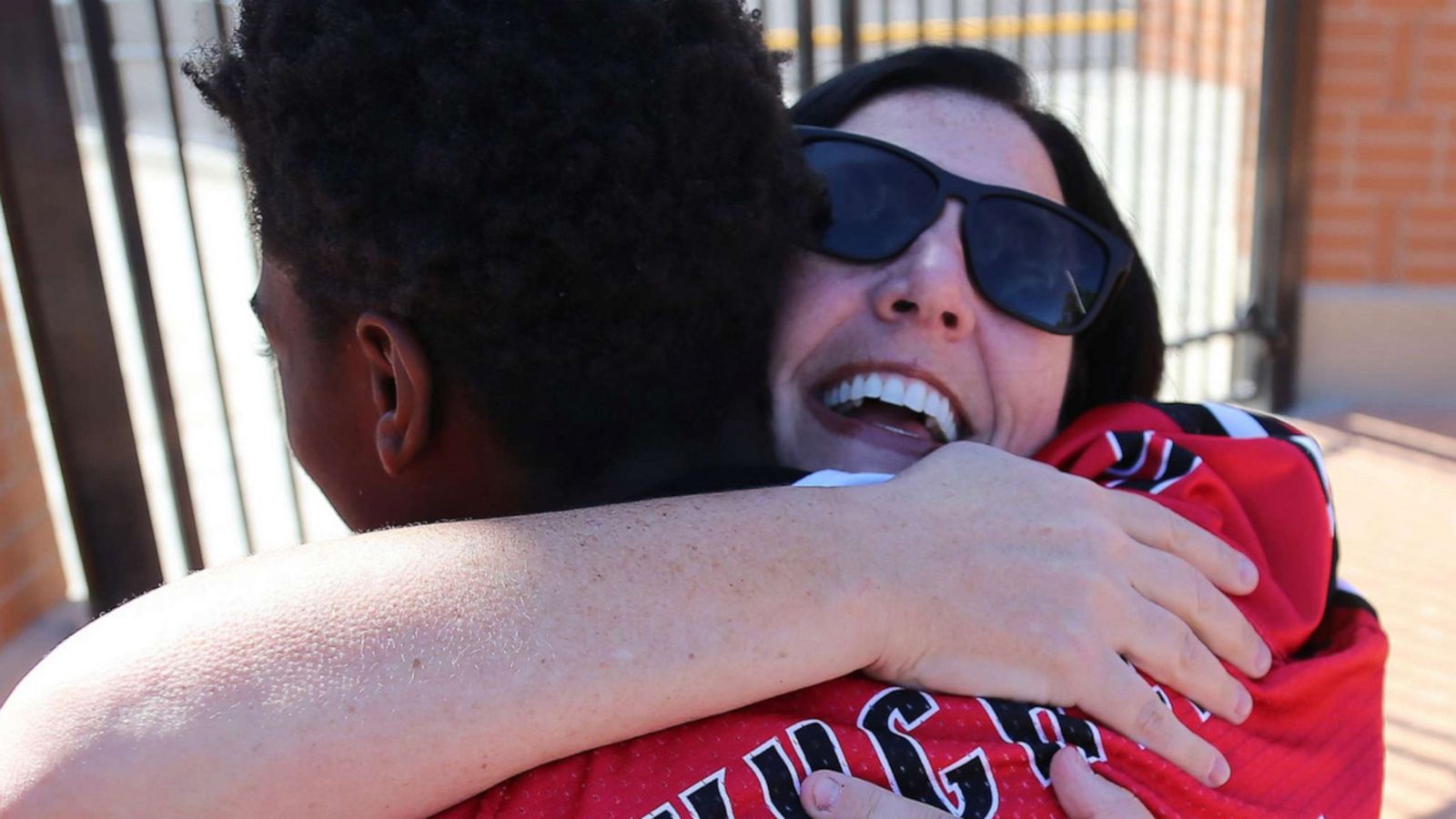 VIDEO: When this mom heard a high school football team was going hungry, she mobilized her son's youth football team