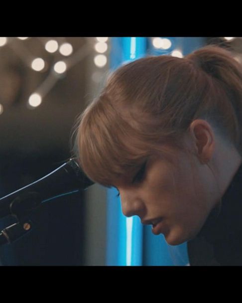 Taylor Swift Plays Surprise Performance At Nashvilles Famed Bluebird Café