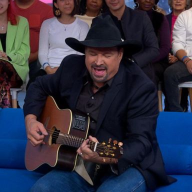 VIDEO: ‘GMA’ Hot List: Garth Brooks serenades fans with his guitar