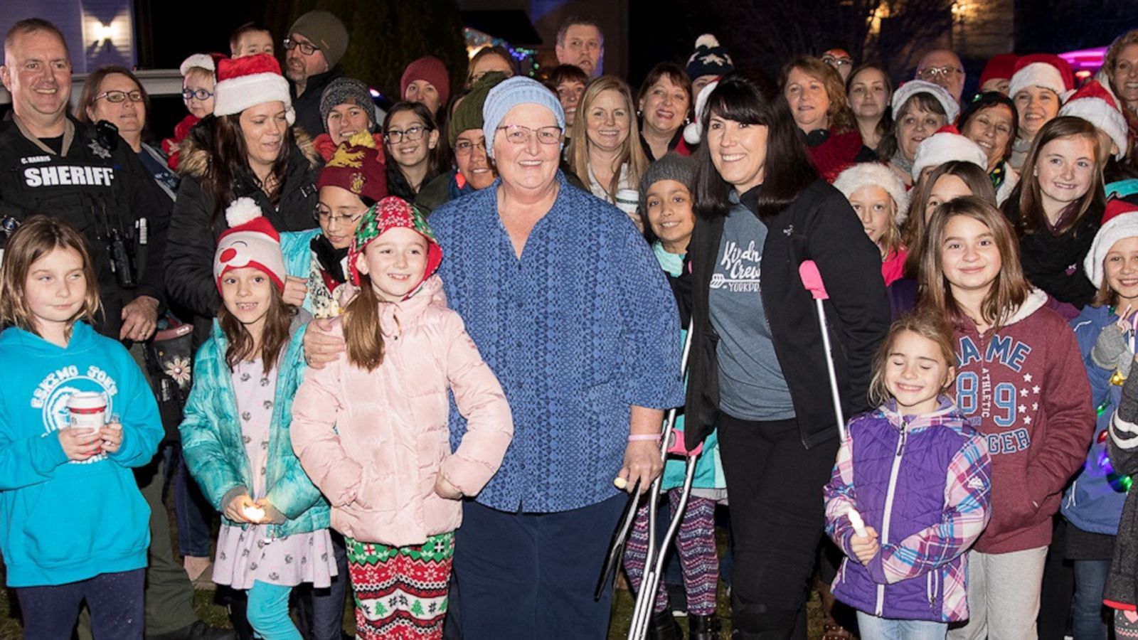 VIDEO: Students surprise teacher fighting cancer with Christmas carols on her front lawn