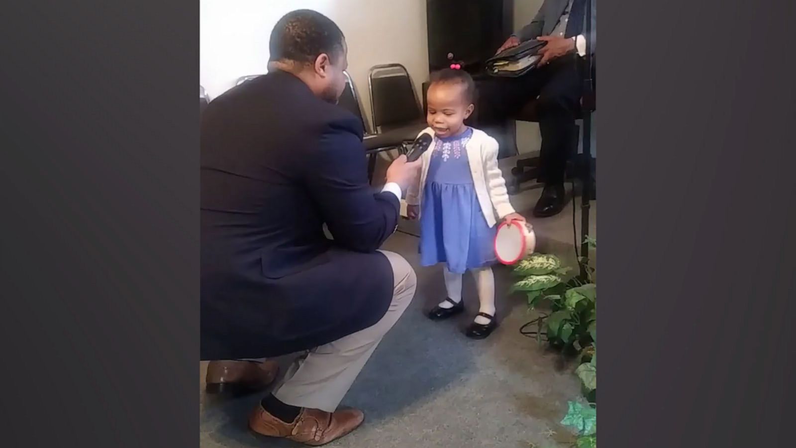 VIDEO: This 2-year-old surprised everyone with her beautiful singing voice