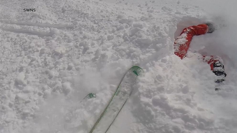 Hero skier rushes to save a woman who was buried in the snow Video ...