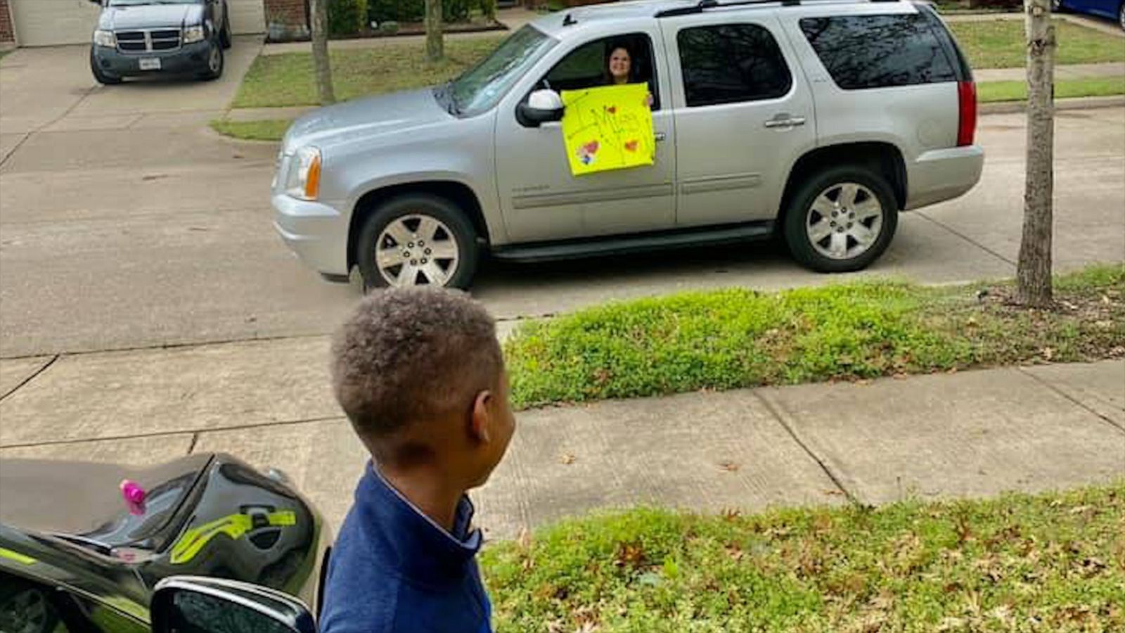 VIDEO: This teacher drove to her students’ homes after schools closed due to the pandemic