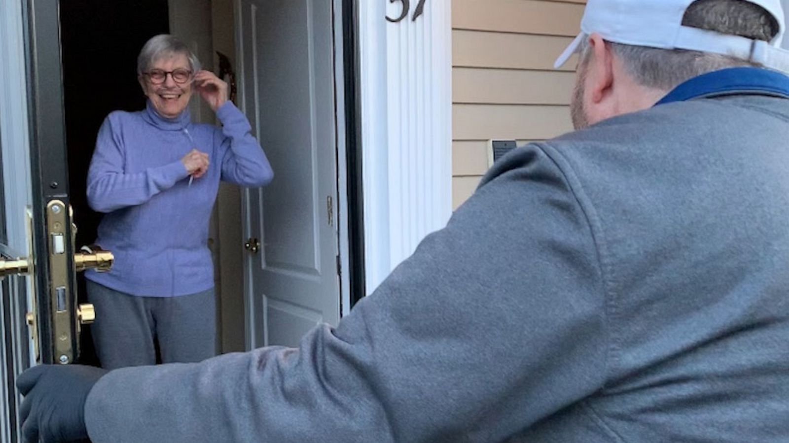 VIDEO: Delivery man is a hometown hero after delivering groceries to those in need