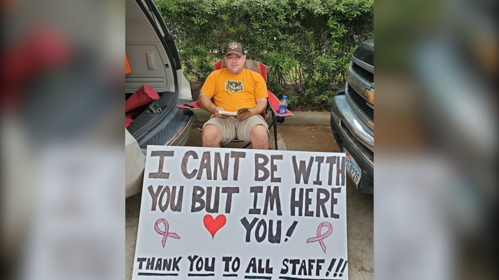 VIDEO: Husband holds sign for wife who has to do chemotherapy alone in a hospital