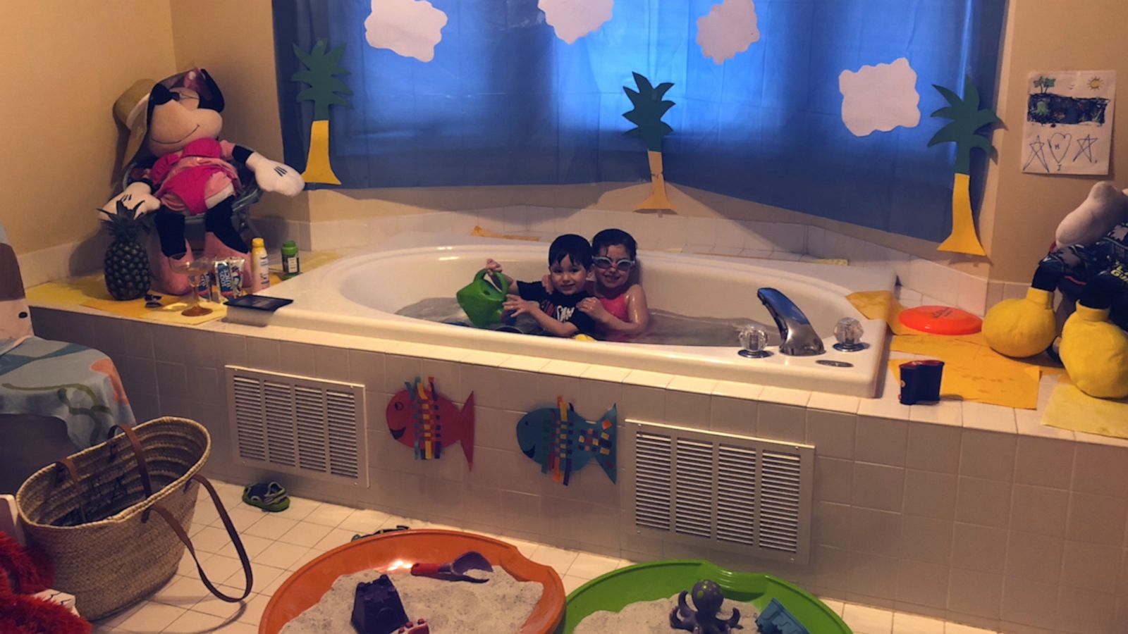 VIDEO: Kids have 'beach day' in the bathroom thanks to this brilliant mom hack