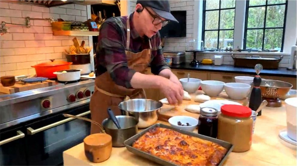 PHOTO: Chef Michael Symon makes his pizza bites in his home kitchen on "GMA."