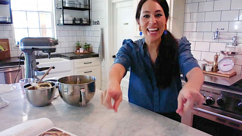 Chip Joanna Gaines Return To Fixer Upper For New Network Abc News