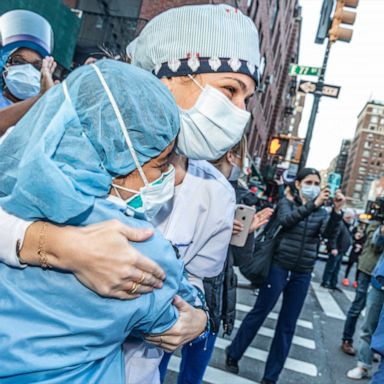 VIDEO: Photographer captures emotional cheers for healthcare heroes in New York City 