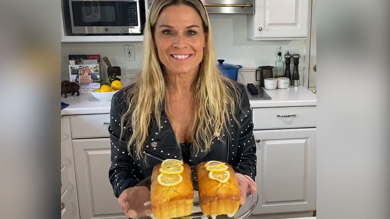 VIDEO: How to make a lemon curd cake at home