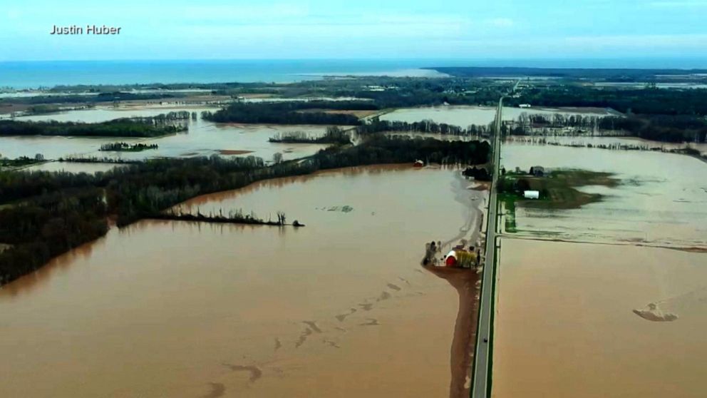 Video Catastrophic floods force thousands to evacuate after dams ...