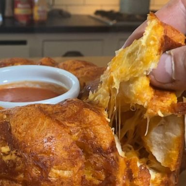 VIDEO: How to make Buffalo chicken pull-apart bread at home 