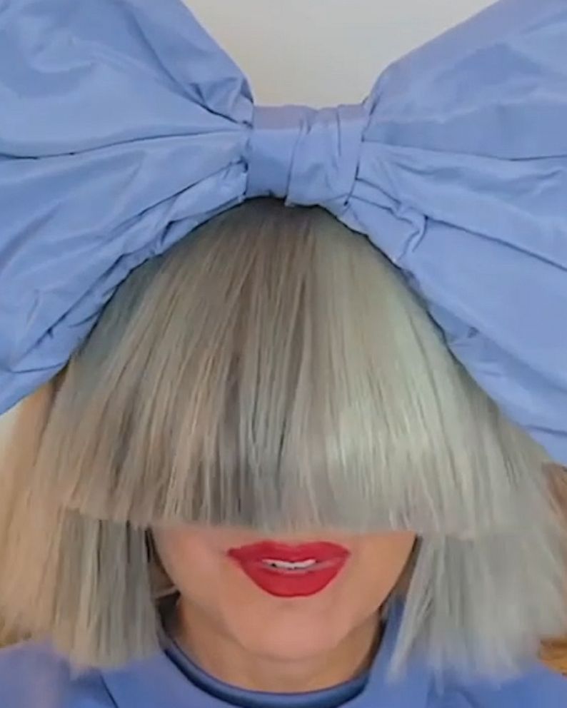 Sia Reveals That She S A Grandmother Abc News