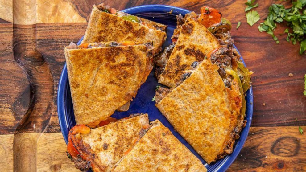 VIDEO: Kevin Curry shows Ginger Zee the recipe for quesadilla under 400 calories