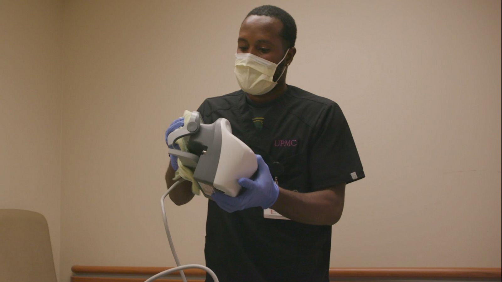 VIDEO: A singing housekeeper at a hospital has been bringing patients joy for years