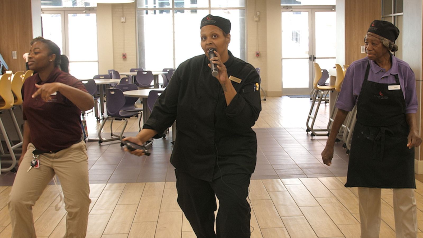 VIDEO: School chef is makes 1400 meals a day and sings songs while doing it
