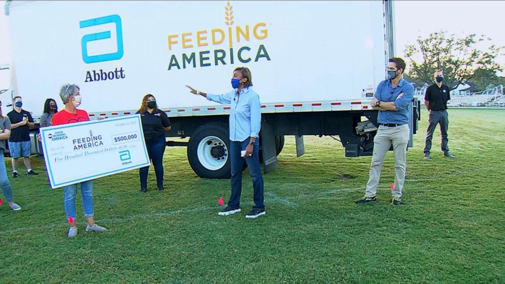 PHOTO: "Good Morning America" co-anchor Robin Roberts and senior meteorologist Rob Marciano present Jody Farnum with a surprise for Feeding America.