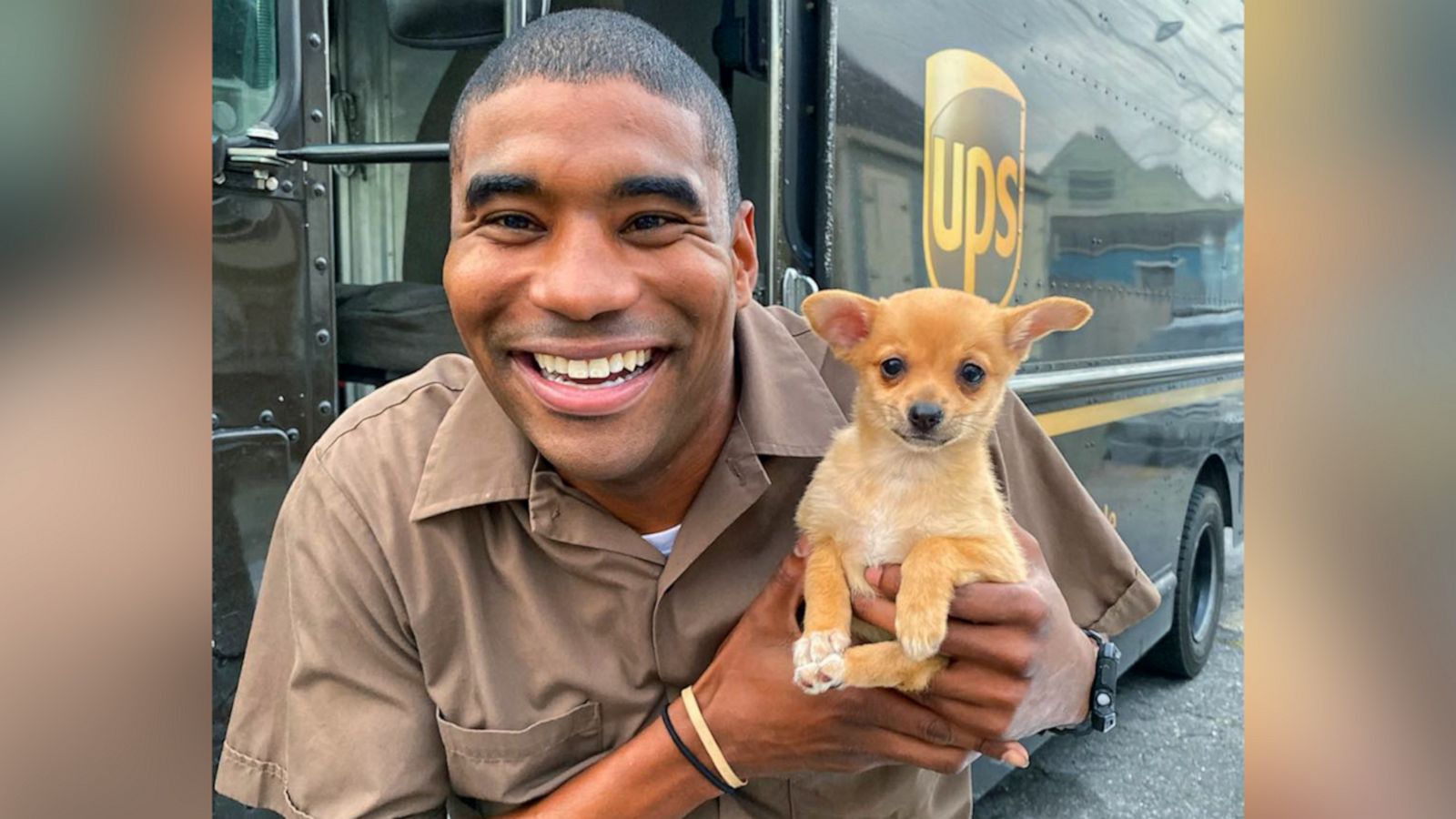 VIDEO: UPS driver takes the cutest selfies with all the dogs on his Friday delivery routes