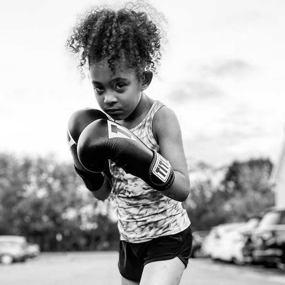 Video Father trains daughter in boxing to instill confidence and self-defense