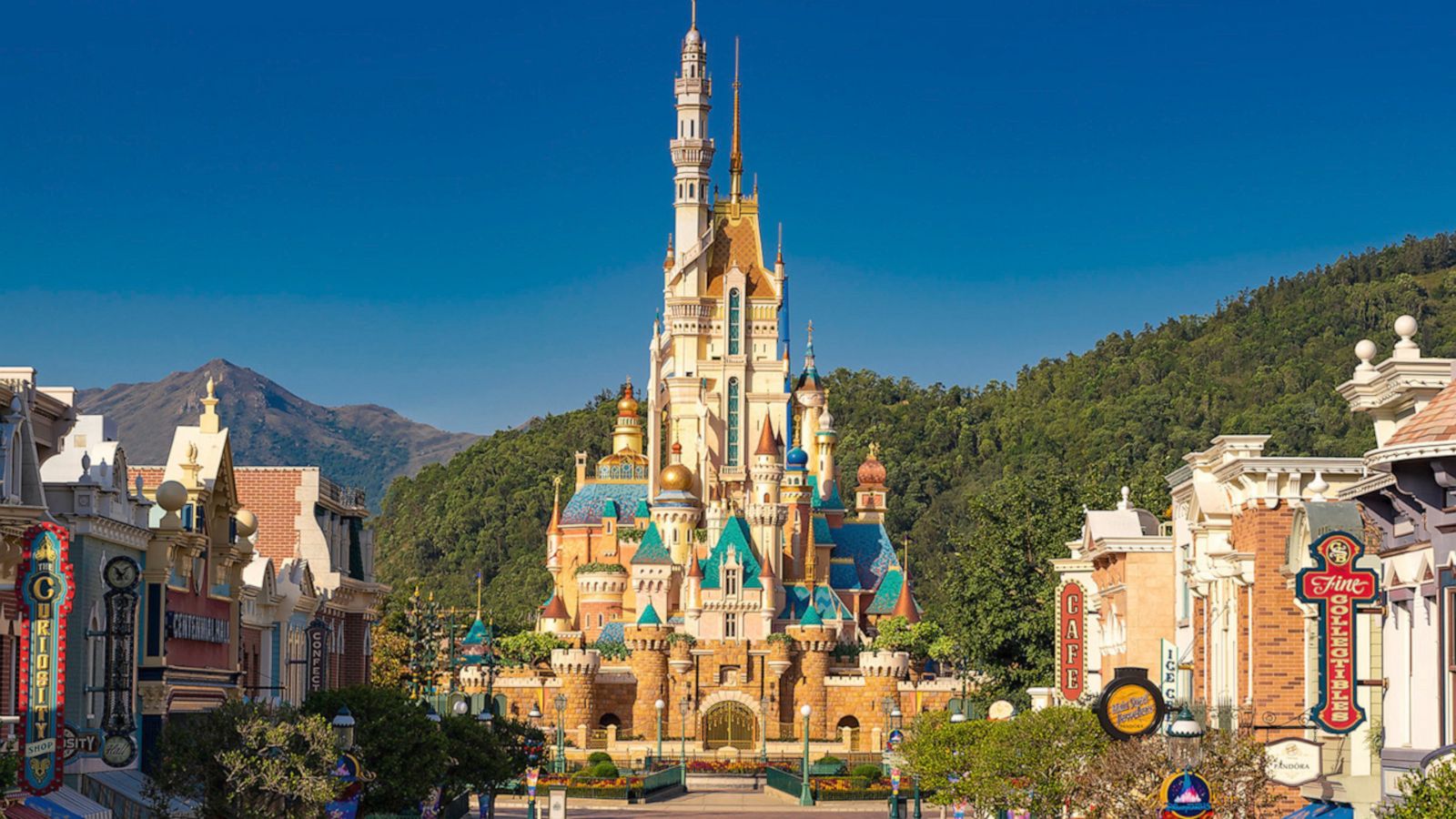 VIDEO: Castle of Magical Dreams debuts at Hong Kong Disneyland