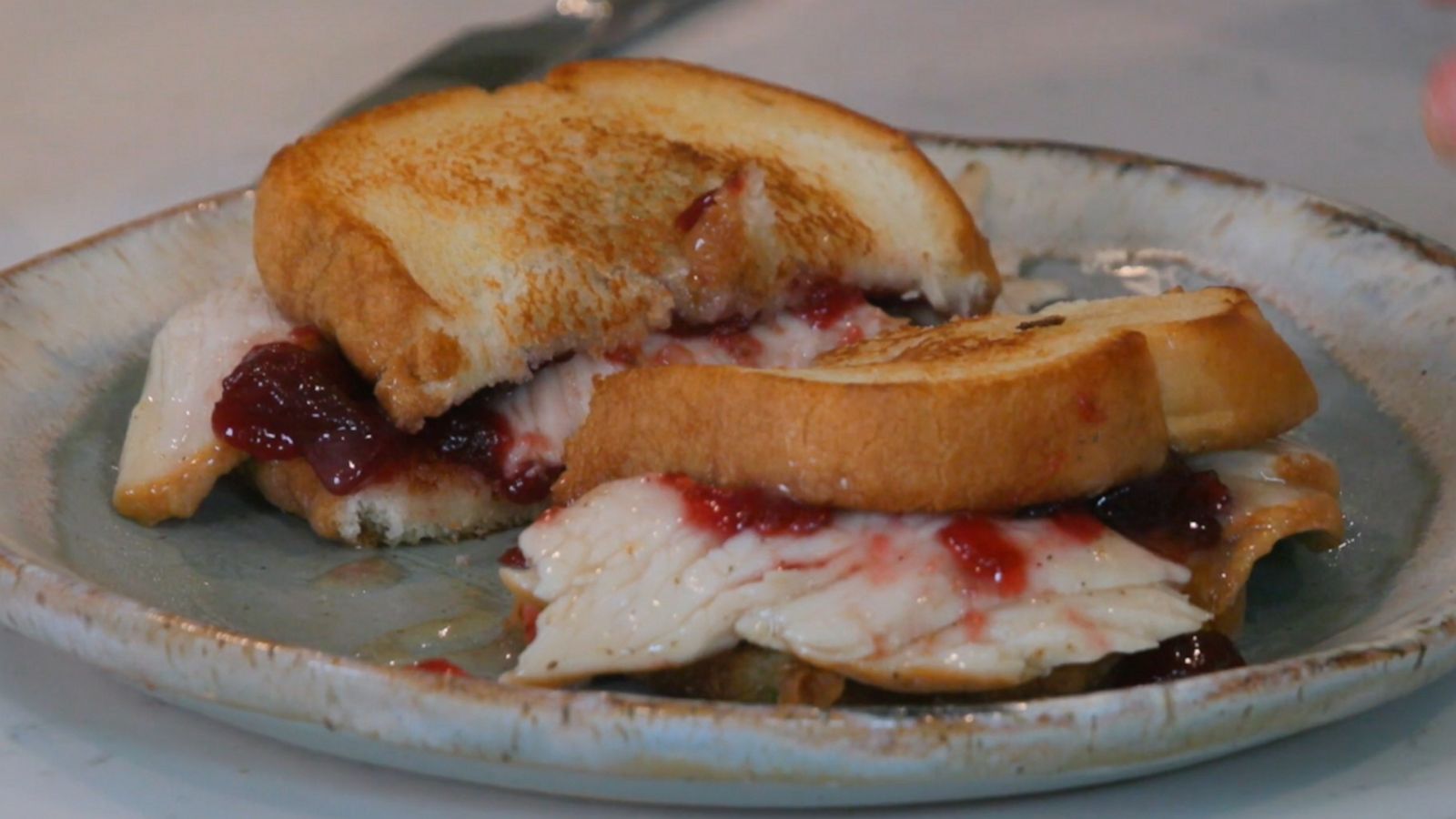 VIDEO: This Thanksgiving, make Ross’s ‘Friends’-inspired ‘Moist Maker Turkey Sandwich’