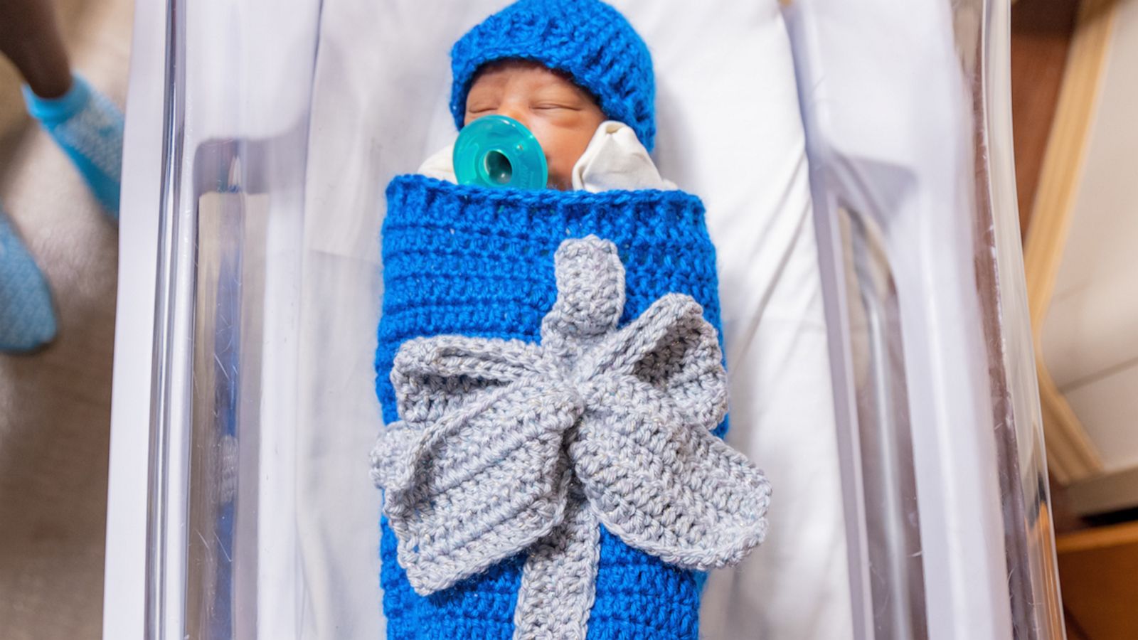 VIDEO: Pittsburgh hospital knits newborns as “presents” because family is the greatest gift