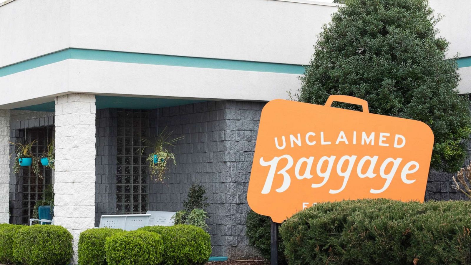 PHOTO: The exterior of the Unclaimed Baggage store in Scottsboro, Alabama.