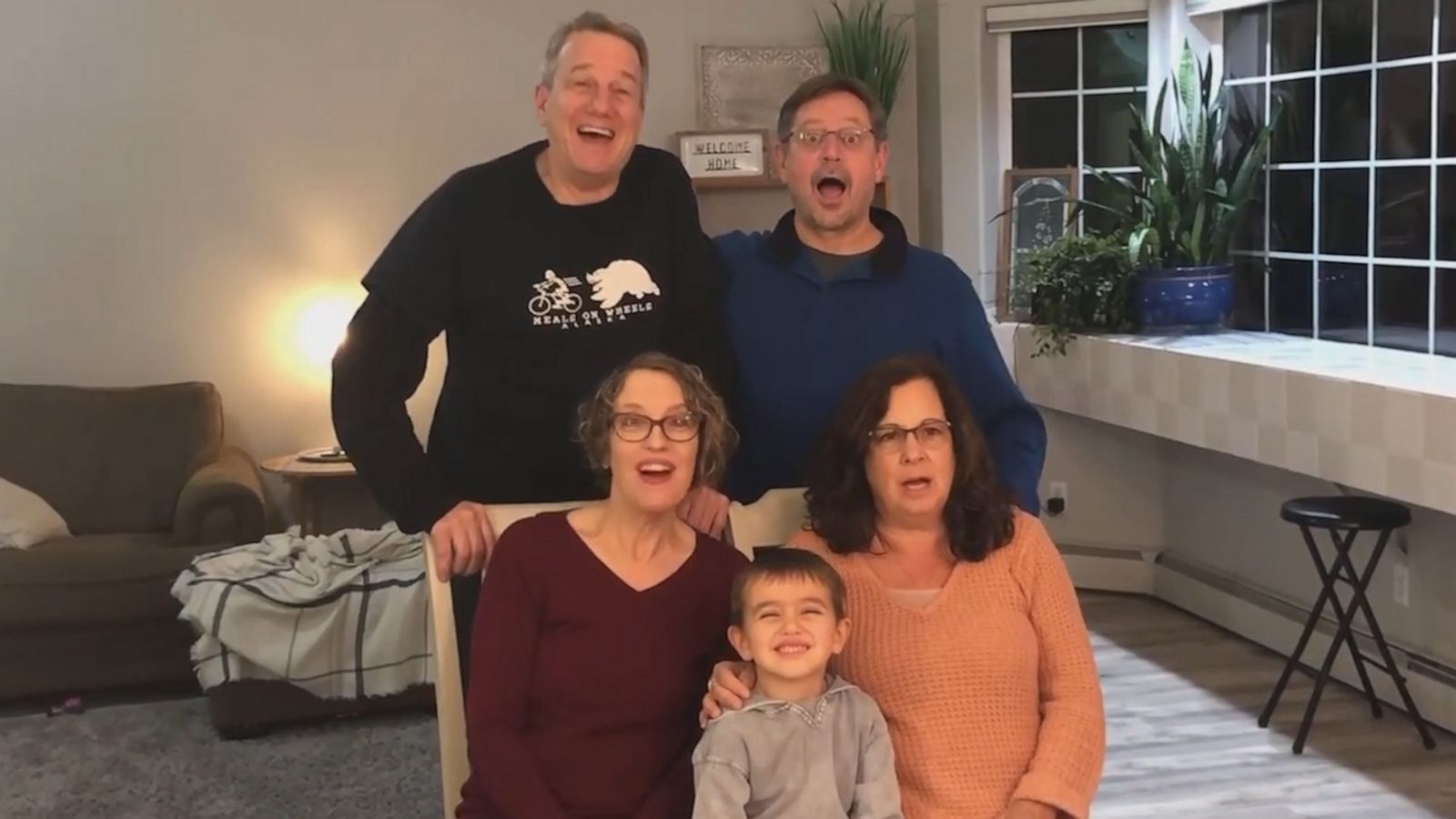 VIDEO: Couple surprises family with pregnancy announcement mid-photo