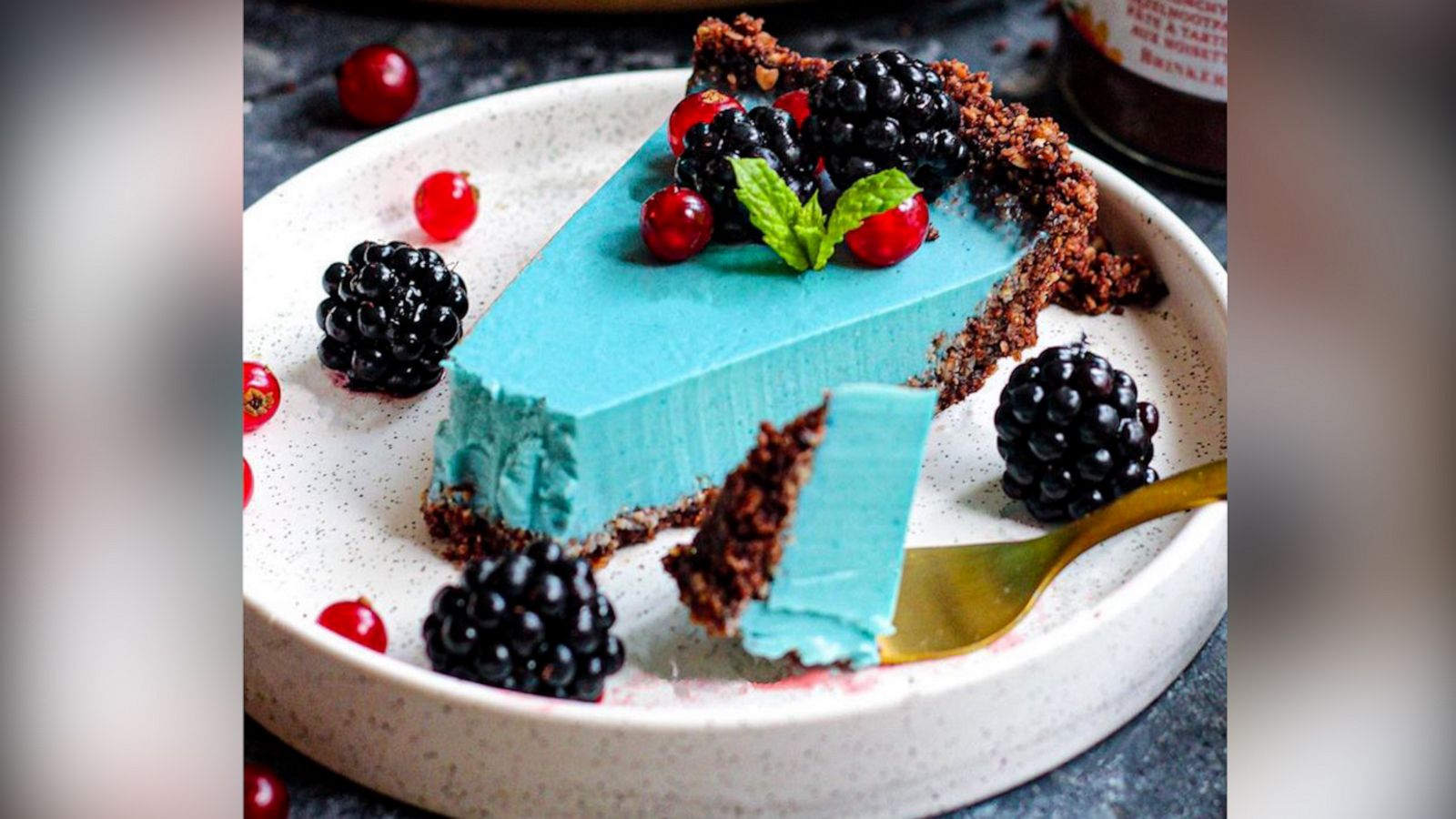 VIDEO: How to make a gorgeous no-bake blue vegan cheesecake