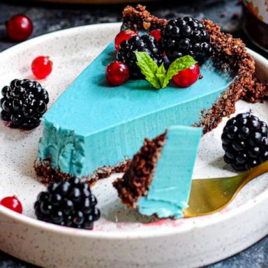 VIDEO: How to make a gorgeous no-bake blue vegan cheesecake 