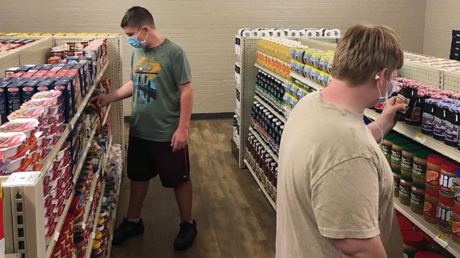 VIDEO: Texas students open free grocery store right inside their school