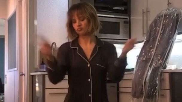 Kristen Bell celebrates returning to work in hilarious dancing video