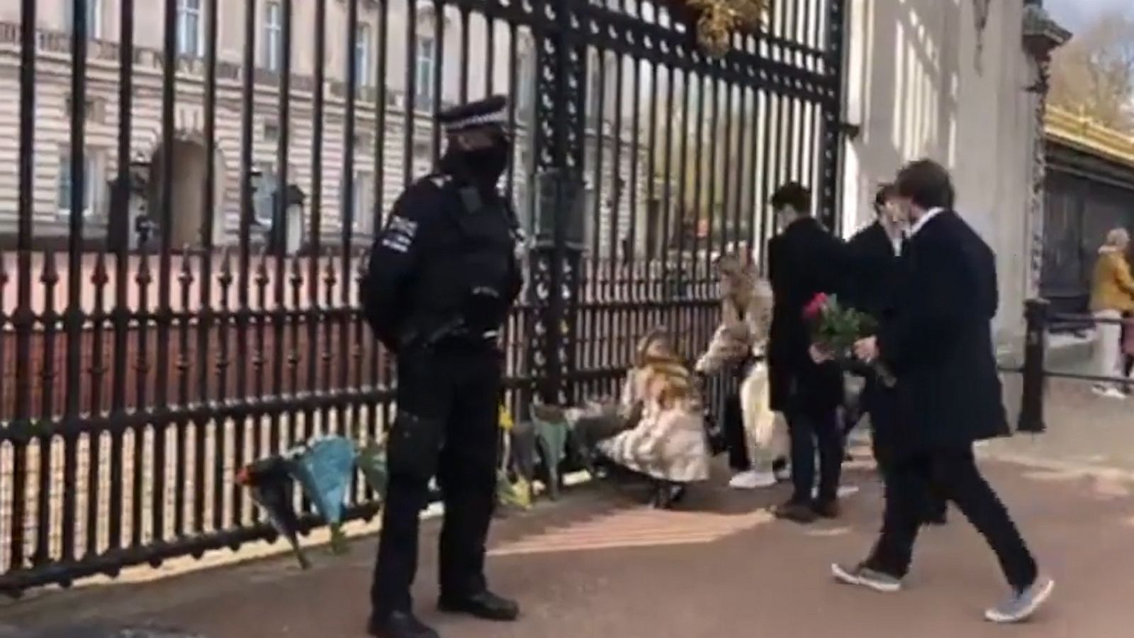 VIDEO: Mourners placed flowers at Buckingham Palace following the death of Prince Philip