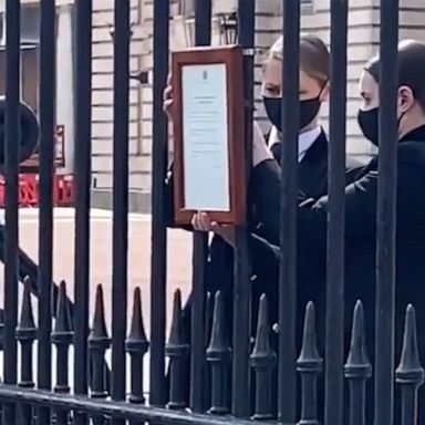 VIDEO: Plaque placed on Buckingham Palace railing following announcement of Prince Philip’s death 