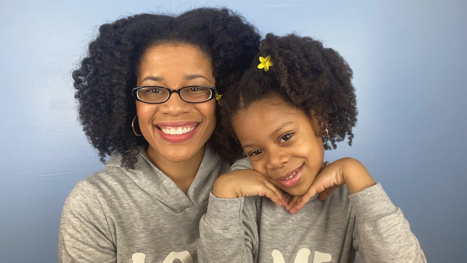 VIDEO: Mom teaches her daughter to love her natural hair