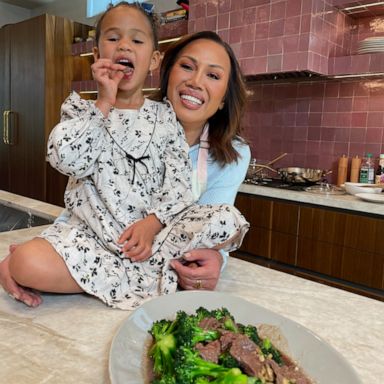 VIDEO: Chrissy Teigen’s mom makes delicious broccoli beef for her granddaughter Luna 