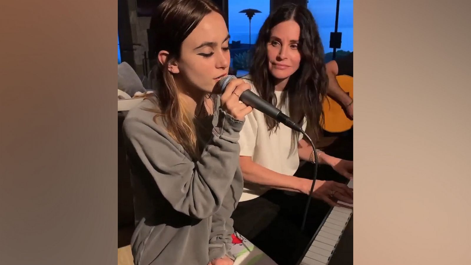 VIDEO: Courteney Cox and her daughter perform Taylor Swift's 'cardigan'